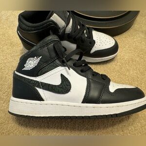 Air Jordan 1 Mid Se (Big Kid)